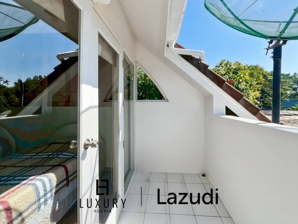 Baan Chaliang Lom : 5 Bedroom, Two Storey Villa A Few Steps from Hua Hin Beach