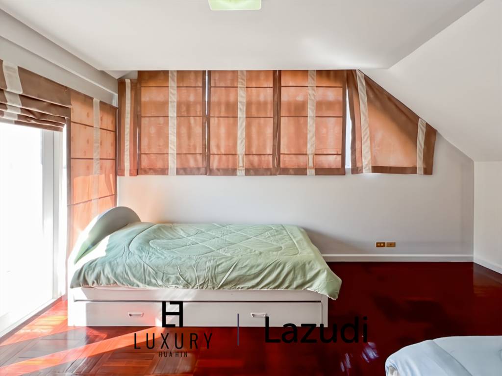 Baan Chaliang Lom : 5 Bedroom, Two Storey Villa A Few Steps from Hua Hin Beach