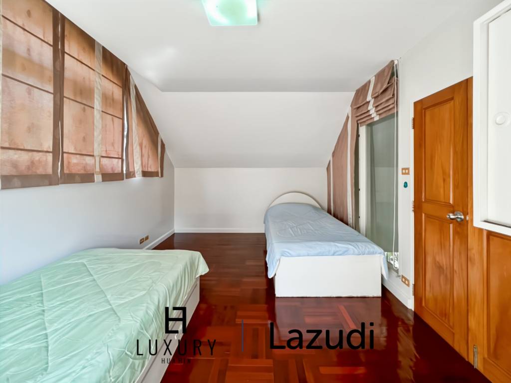 Baan Chaliang Lom : 5 Bedroom, Two Storey Villa A Few Steps from Hua Hin Beach