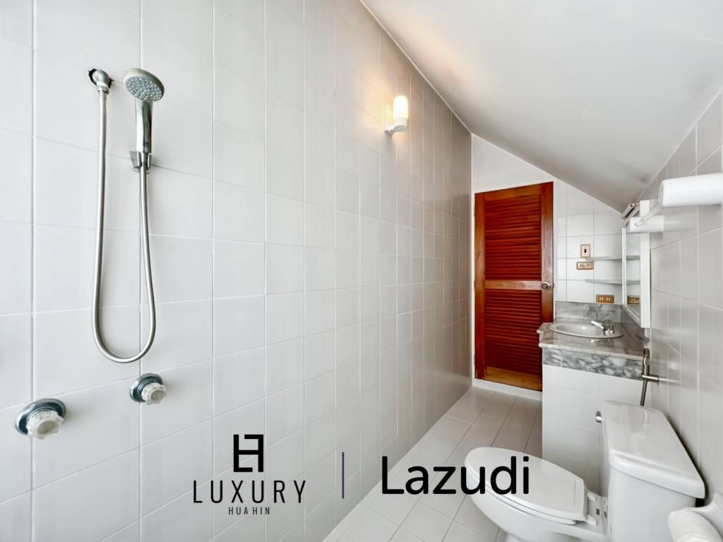 Baan Chaliang Lom : 5 Bedroom, Two Storey Villa A Few Steps from Hua Hin Beach