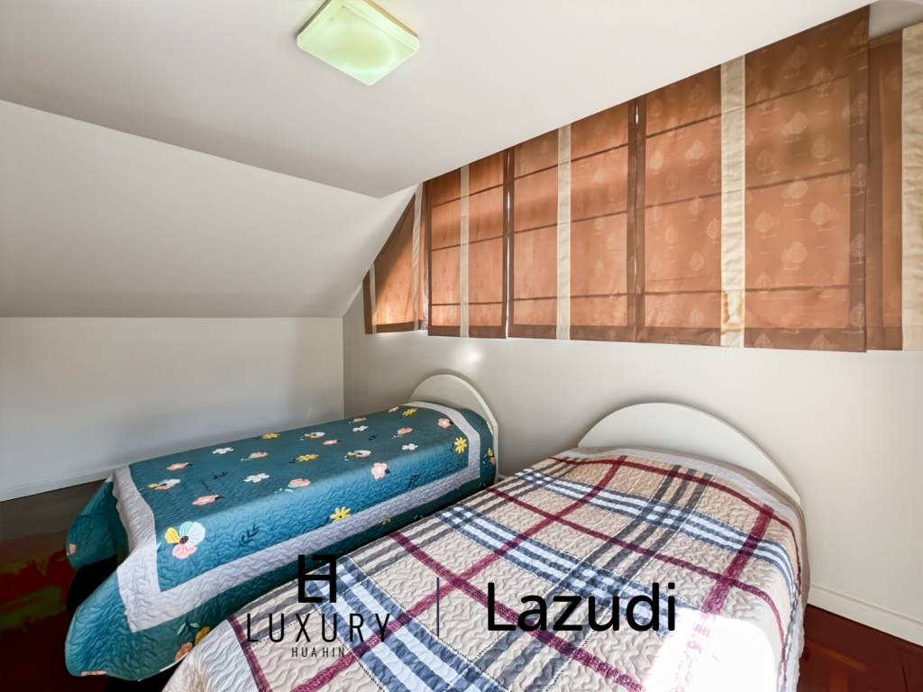 Baan Chaliang Lom : 5 Bedroom, Two Storey Villa A Few Steps from Hua Hin Beach