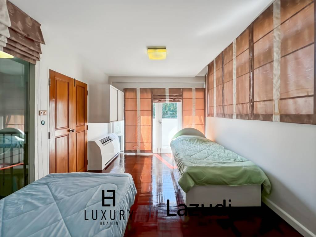 Baan Chaliang Lom : 5 Bedroom, Two Storey Villa A Few Steps from Hua Hin Beach