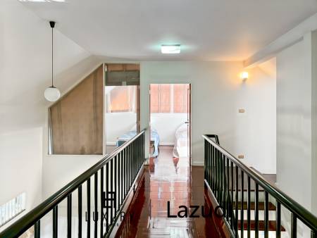 Baan Chaliang Lom : 5 Bedroom, Two Storey Villa A Few Steps from Hua Hin Beach