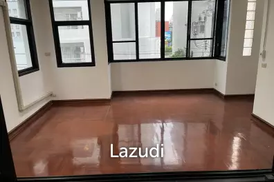 4 Bed 5 Bath 400 SQ.M 33 SQ.W Townhouse In Soi Ruamrudee