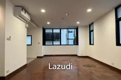 4 Bed 5 Bath 400 SQ.M 33 SQ.W Townhouse In Soi Ruamrudee