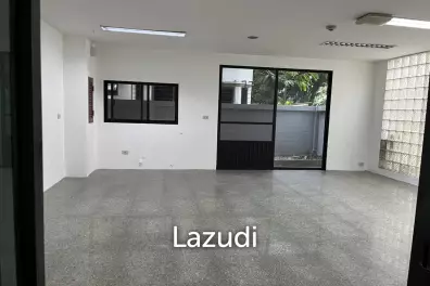 4 Bed 5 Bath 400 SQ.M 33 SQ.W Townhouse In Soi Ruamrudee