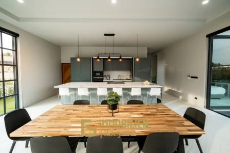 5 Schlafzimmer / 6 Badezimmer / Bergblick