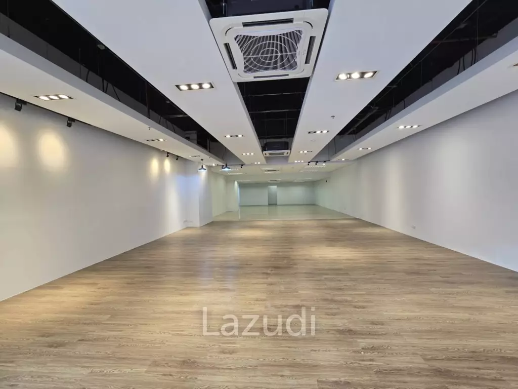 348 sqm streetfront office for rent in Khlong Tan Nuea Watthana Bangkok