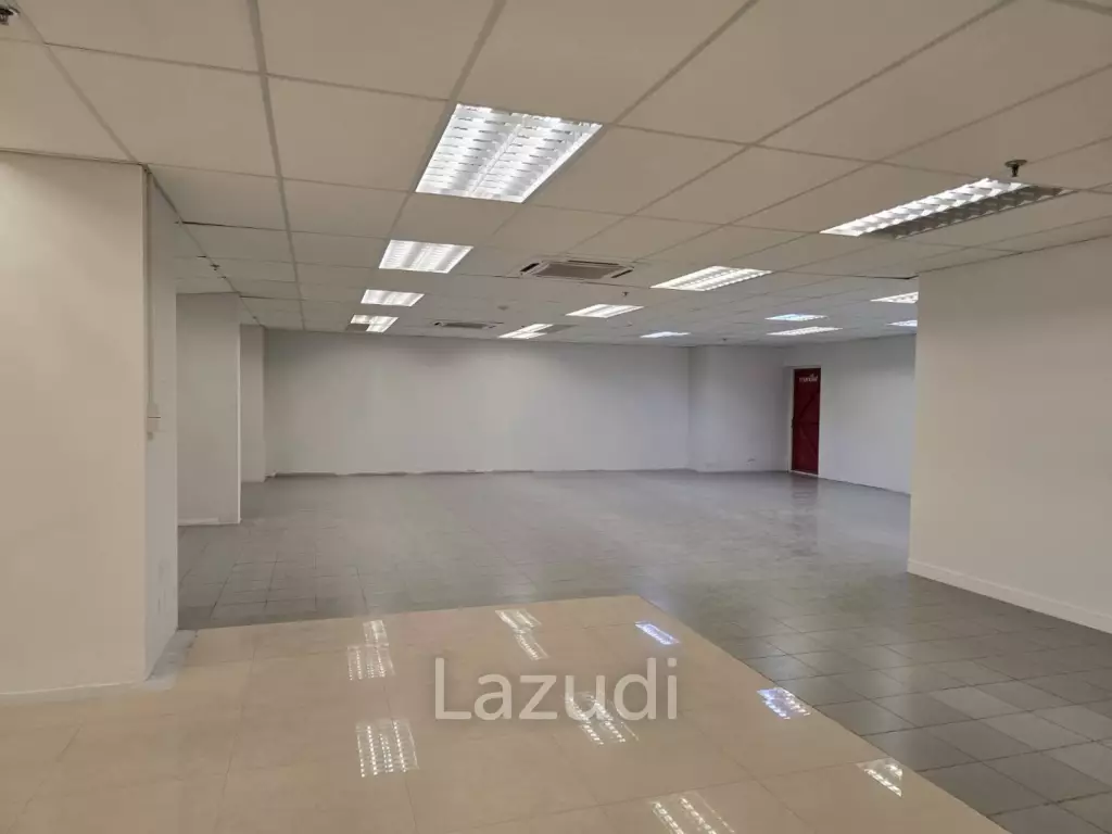 348 sqm streetfront office for rent in Khlong Tan Nuea Watthana Bangkok