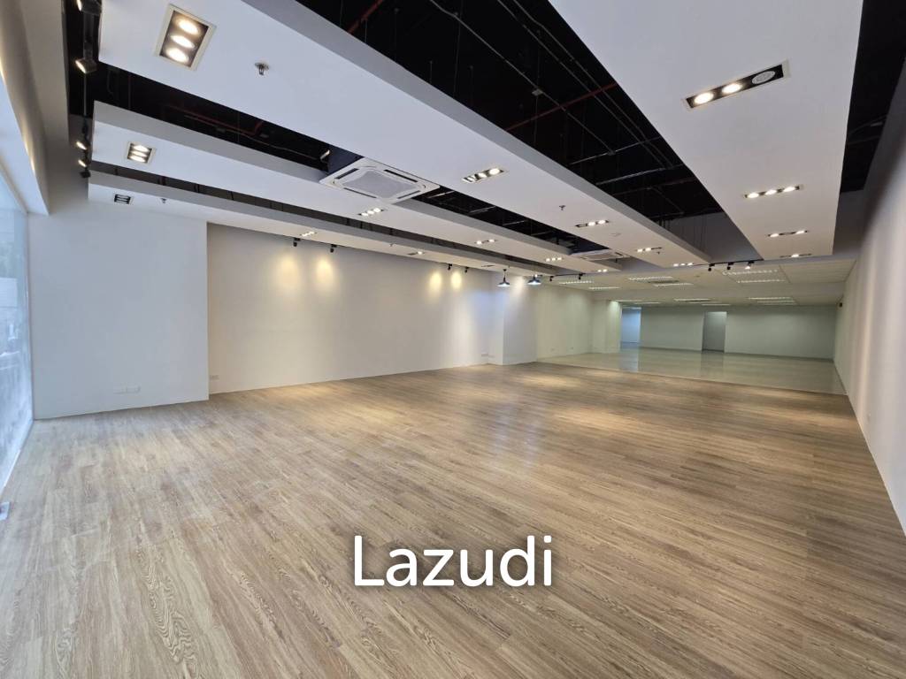 348 sqm streetfront office for rent in Khlong Tan Nuea Watthana Bangkok