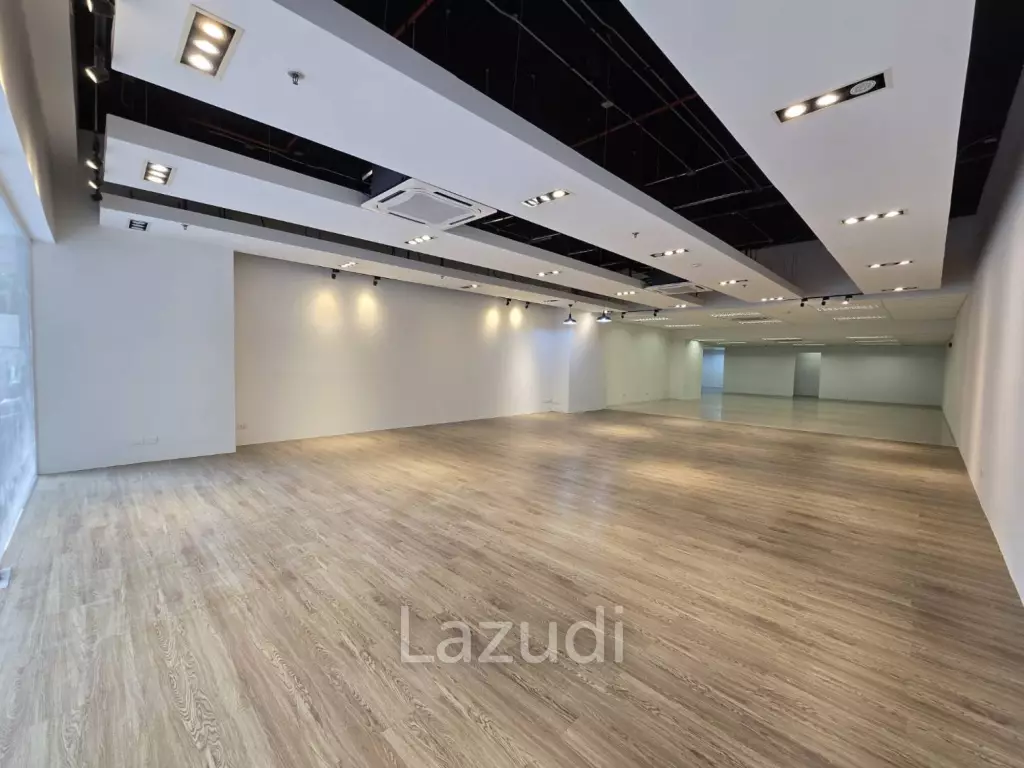 348 sqm streetfront office for rent in Khlong Tan Nuea Watthana Bangkok