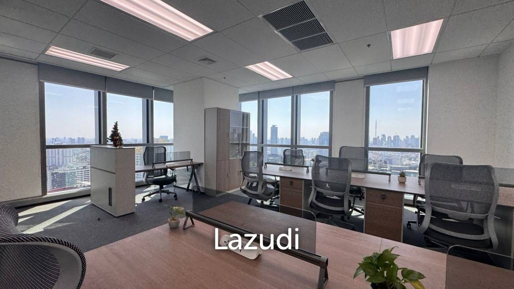 72 sqm modern office for rent in Huai Khwang Bangkok with city skyline view