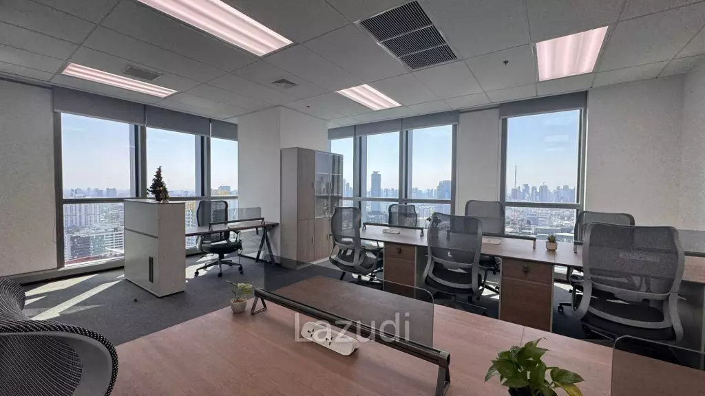 72 sqm modern office for rent in Huai Khwang Bangkok with city skyline view