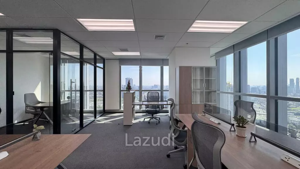 72 sqm modern office for rent in Huai Khwang Bangkok with city skyline view