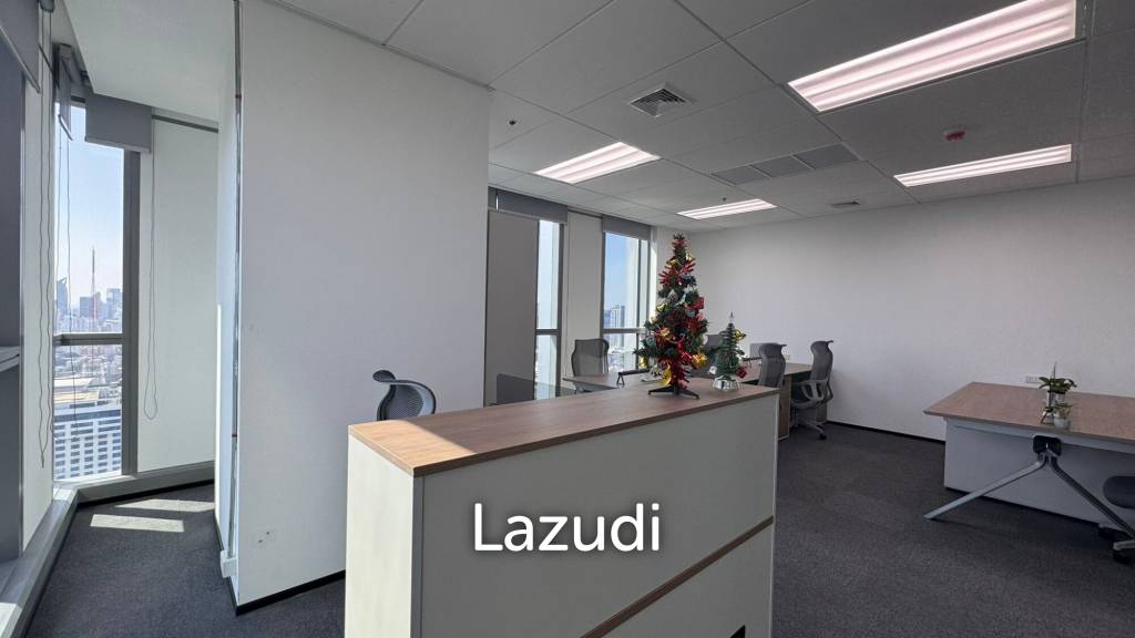 72 sqm modern office for rent in Huai Khwang Bangkok with city skyline view