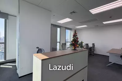 72 sqm modern office for rent in Huai Khwang Bangkok with city skyline view