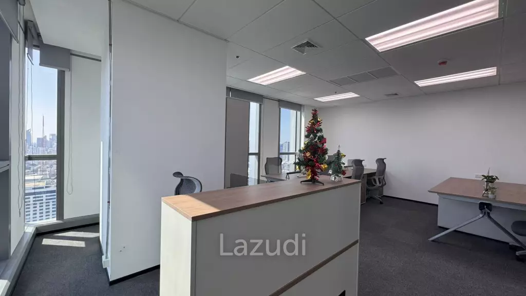 72 sqm modern office for rent in Huai Khwang Bangkok with city skyline view