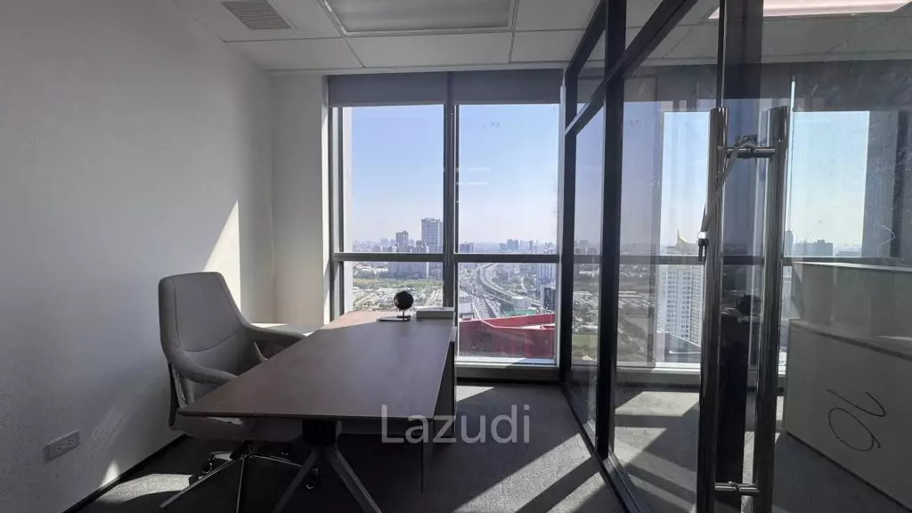 72 sqm modern office for rent in Huai Khwang Bangkok with city skyline view