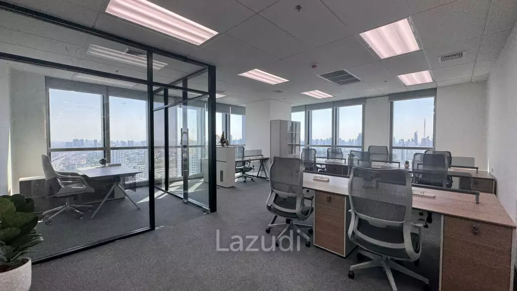 72 sqm modern office for rent in Huai Khwang Bangkok with city skyline view