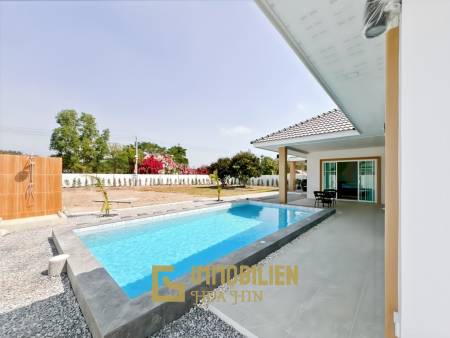 Terrain de 880 m² / entièrement meublé / piscine privée