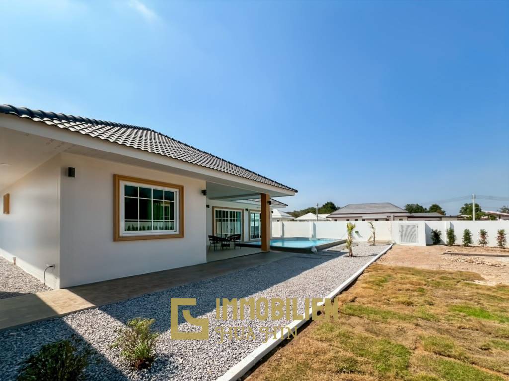 Terrain de 880 m² / entièrement meublé / piscine privée