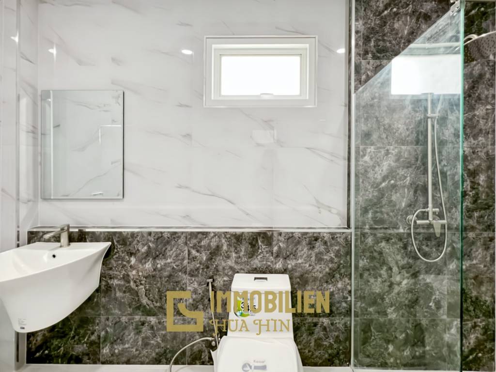 Terrain de 880 m² / entièrement meublé / piscine privée