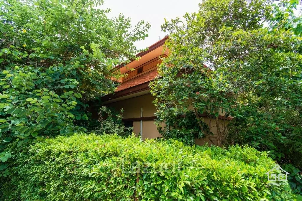 LEELAWADEE: Beautiful 5 Bed Bali Estate with Amazing Floating Sala in Lake