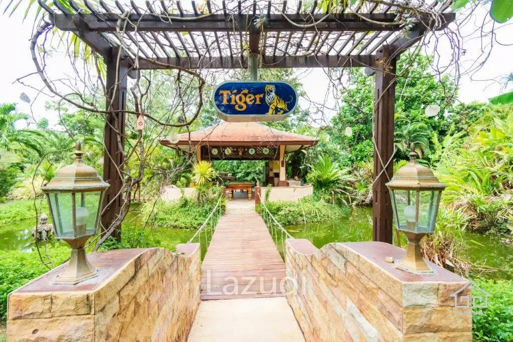 LEELAWADEE: Beautiful 5 Bed Bali Estate with Amazing Floating Sala in Lake