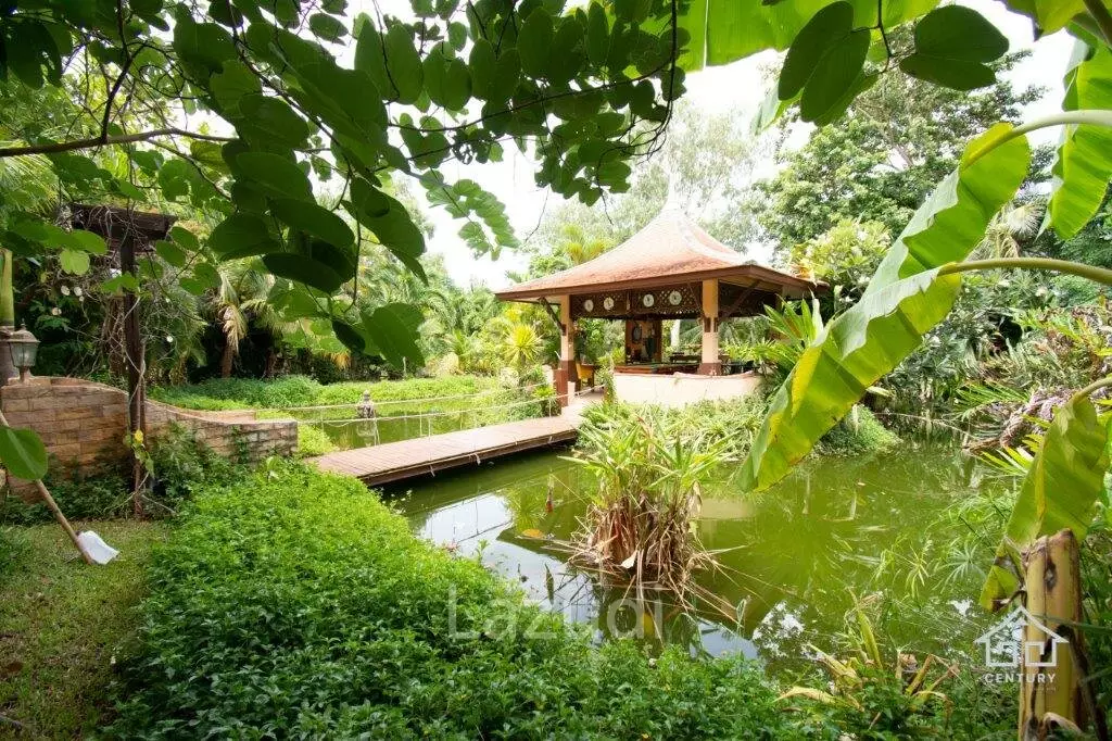 LEELAWADEE: Beautiful 5 Bed Bali Estate with Amazing Floating Sala in Lake