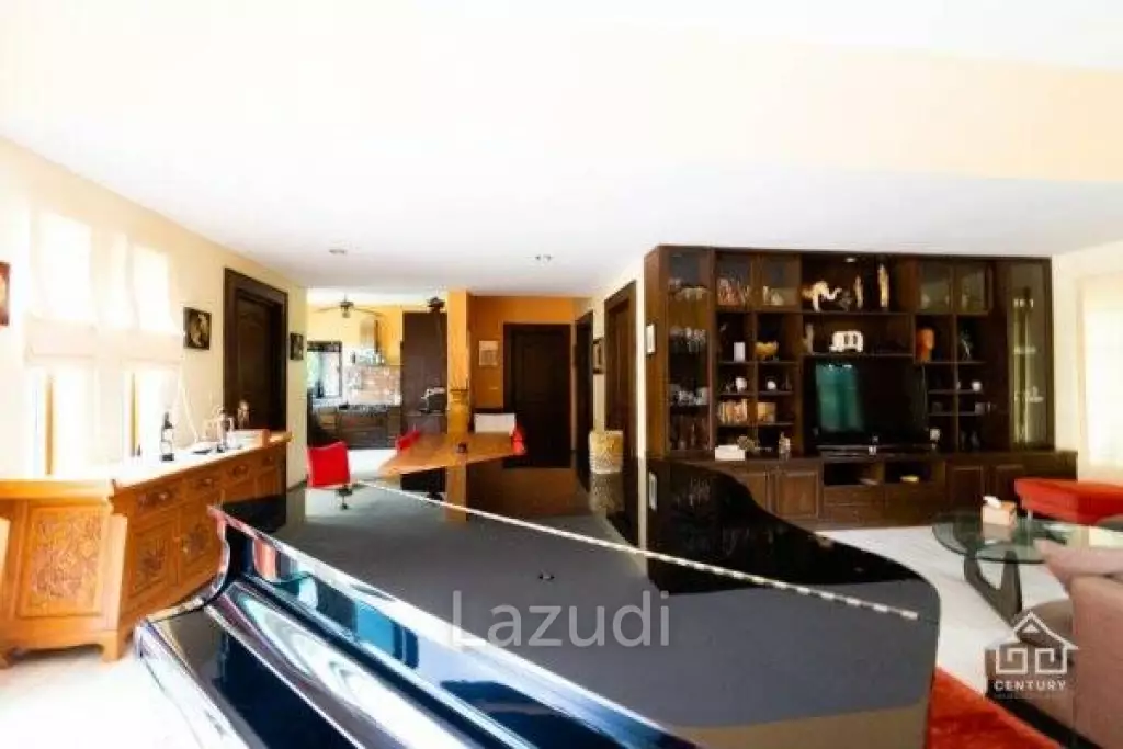 LEELAWADEE: Beautiful 5 Bed Bali Estate with Amazing Floating Sala in Lake
