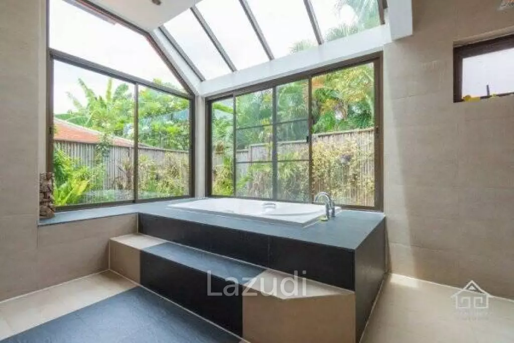 LEELAWADEE: Beautiful 5 Bed Bali Estate with Amazing Floating Sala in Lake