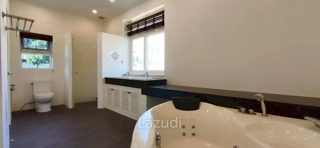 Grand 5-Bedroom Private Oasis Near Mabprachan Lake