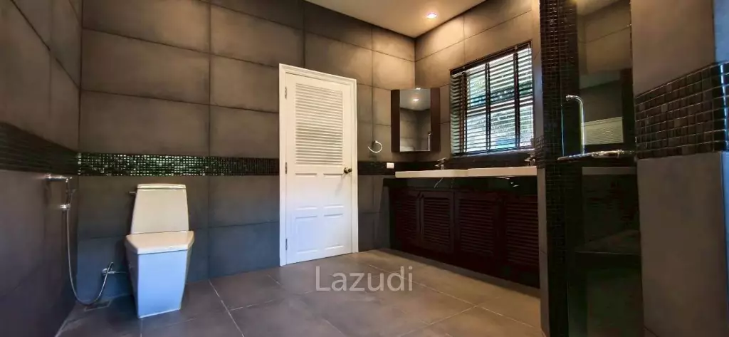 Grand 5-Bedroom Private Oasis Near Mabprachan Lake