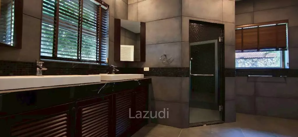 Grand 5-Bedroom Private Oasis Near Mabprachan Lake
