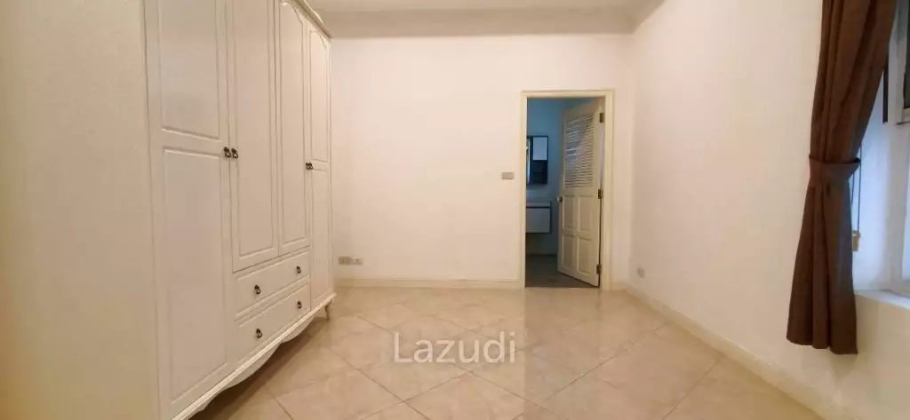 Grand 5-Bedroom Private Oasis Near Mabprachan Lake