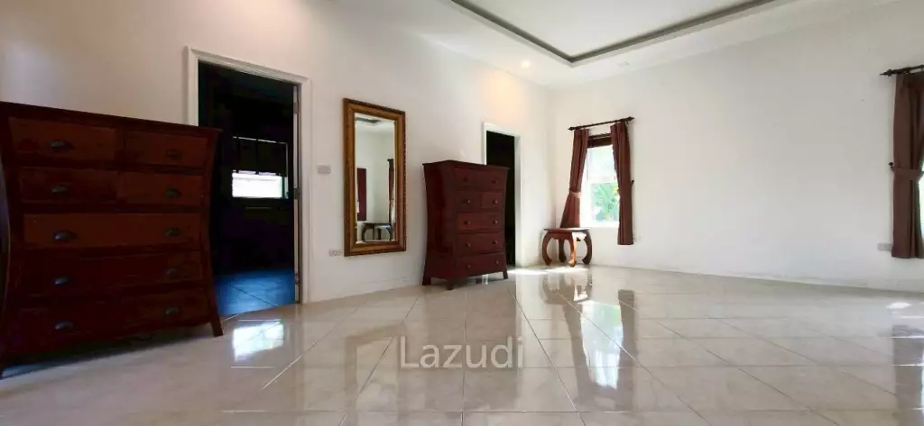Grand 5-Bedroom Private Oasis Near Mabprachan Lake