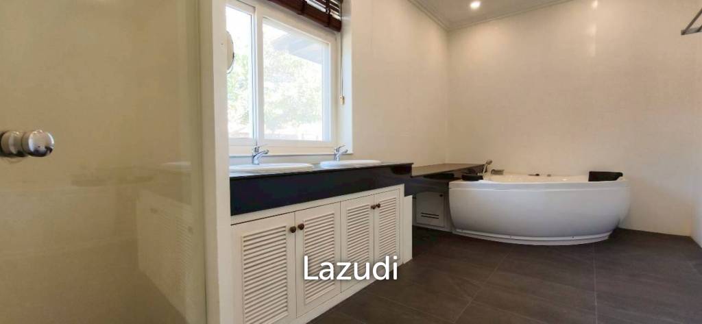 Grand 5-Bedroom Private Oasis Near Mabprachan Lake