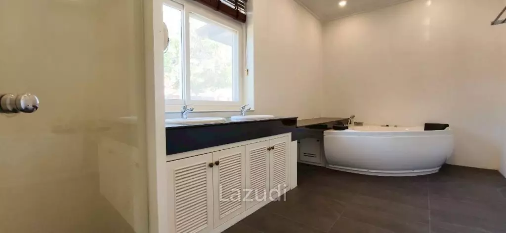Grand 5-Bedroom Private Oasis Near Mabprachan Lake