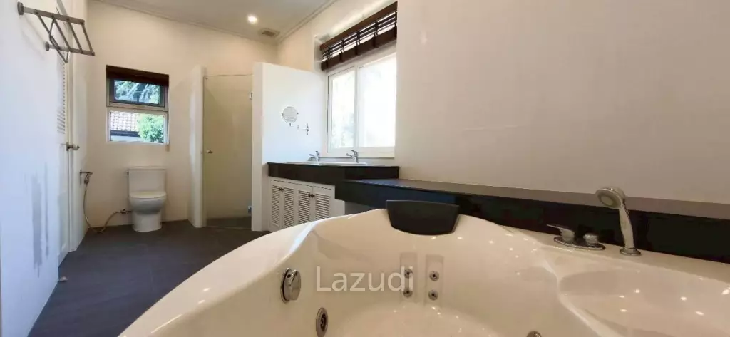 Grand 5-Bedroom Private Oasis Near Mabprachan Lake