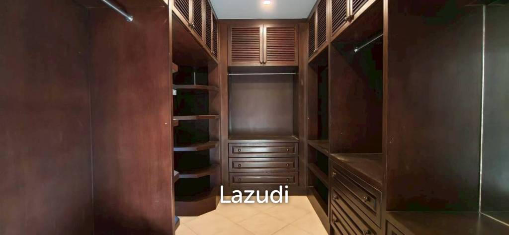 Grand 5-Bedroom Private Oasis Near Mabprachan Lake