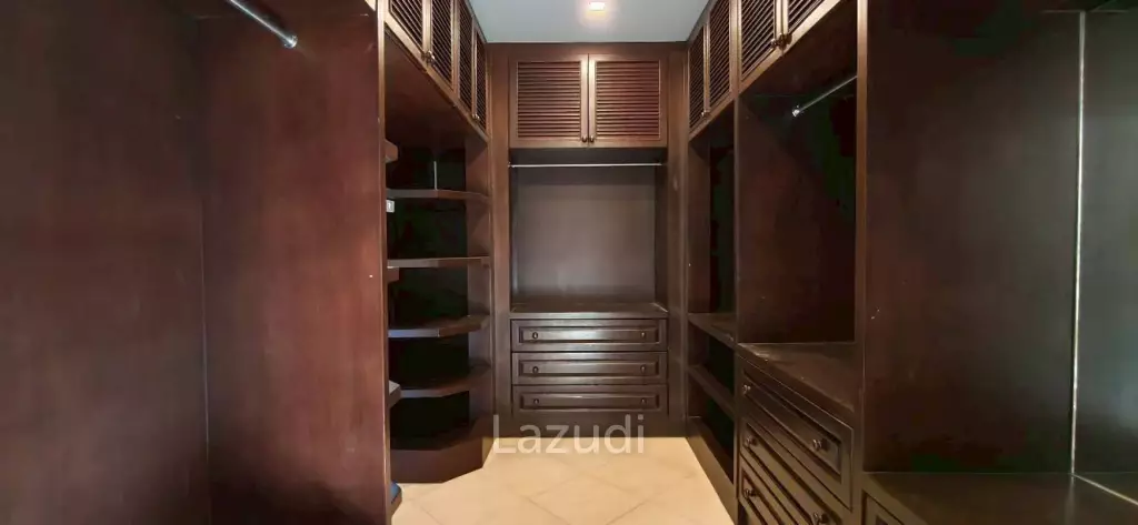Grand 5-Bedroom Private Oasis Near Mabprachan Lake
