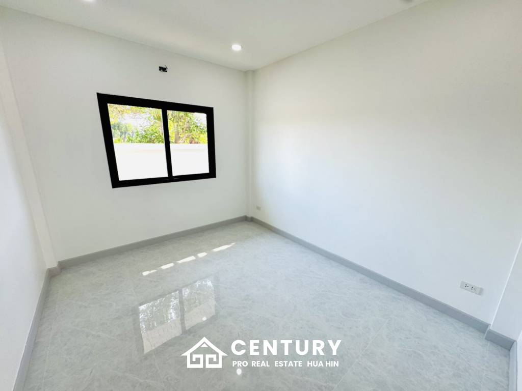 MODERN NEW HOUSE ON SOI MON MAI : 3 bed cozy home