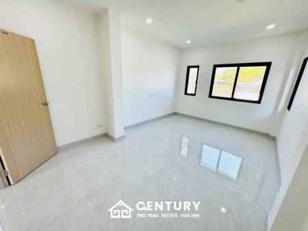 MODERN NEW HOUSE ON SOI MON MAI : 3 bed cozy home