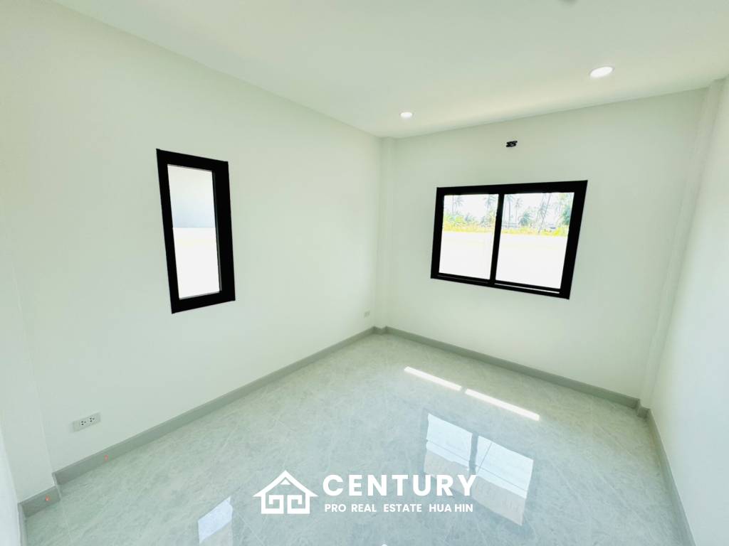 MODERN NEW HOUSE ON SOI MON MAI : 3 bed cozy home