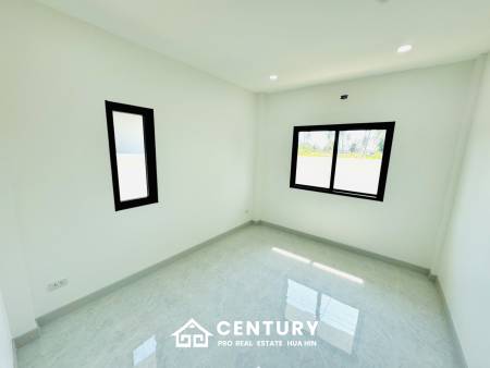 MODERN NEW HOUSE ON SOI MON MAI : 3 bed cozy home