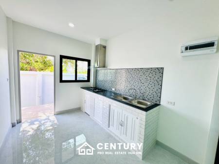MODERN NEW HOUSE ON SOI MON MAI : 3 bed cozy home