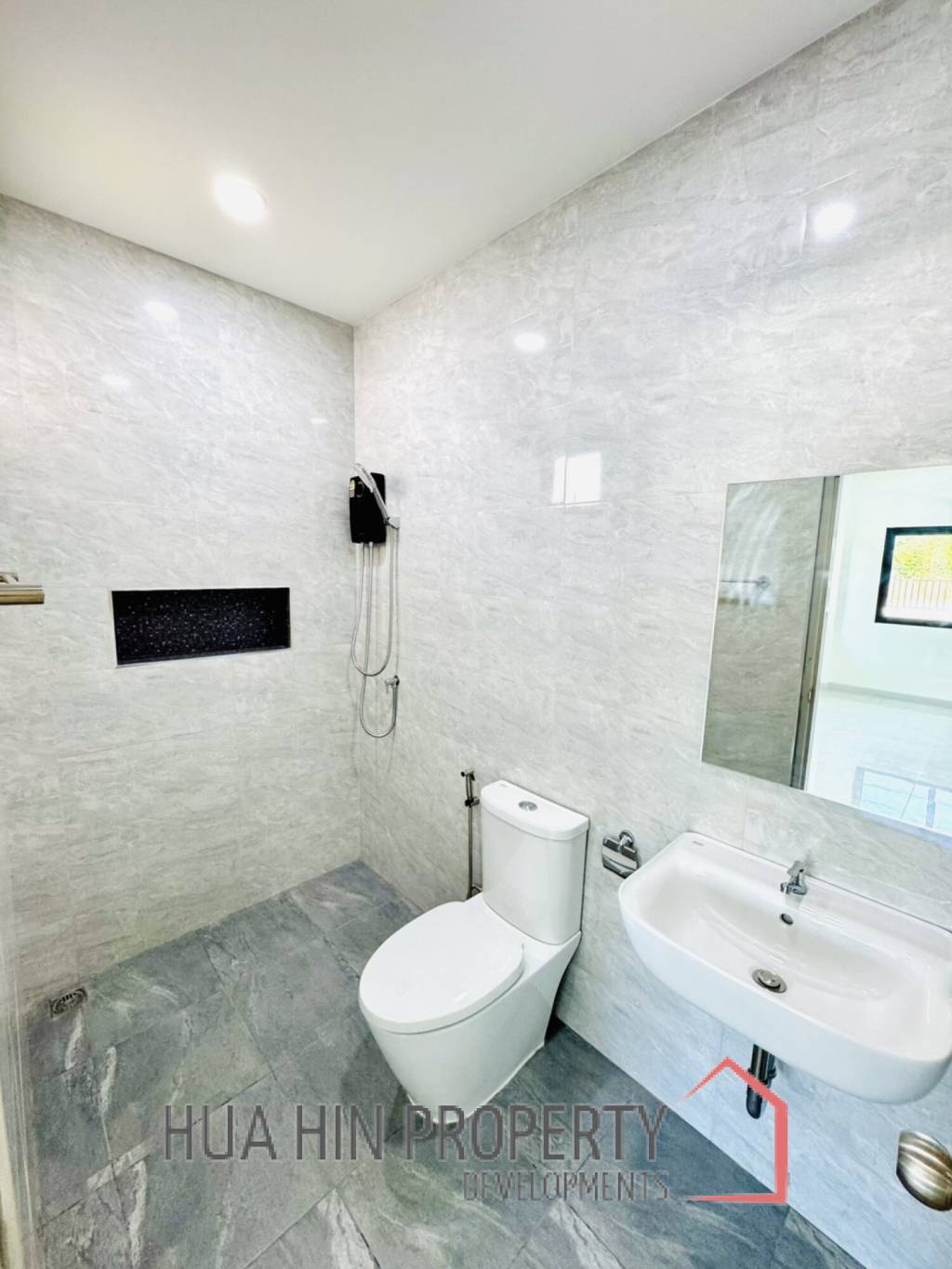 MODERN NEW HOUSE ON SOI MON MAI : 3 bed cozy home