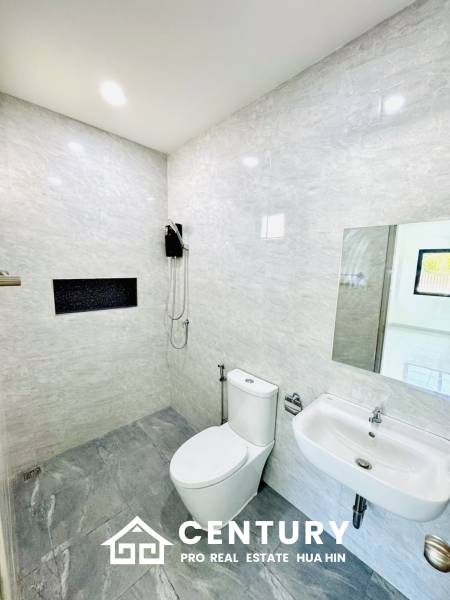 MODERN NEW HOUSE ON SOI MON MAI : 3 bed cozy home