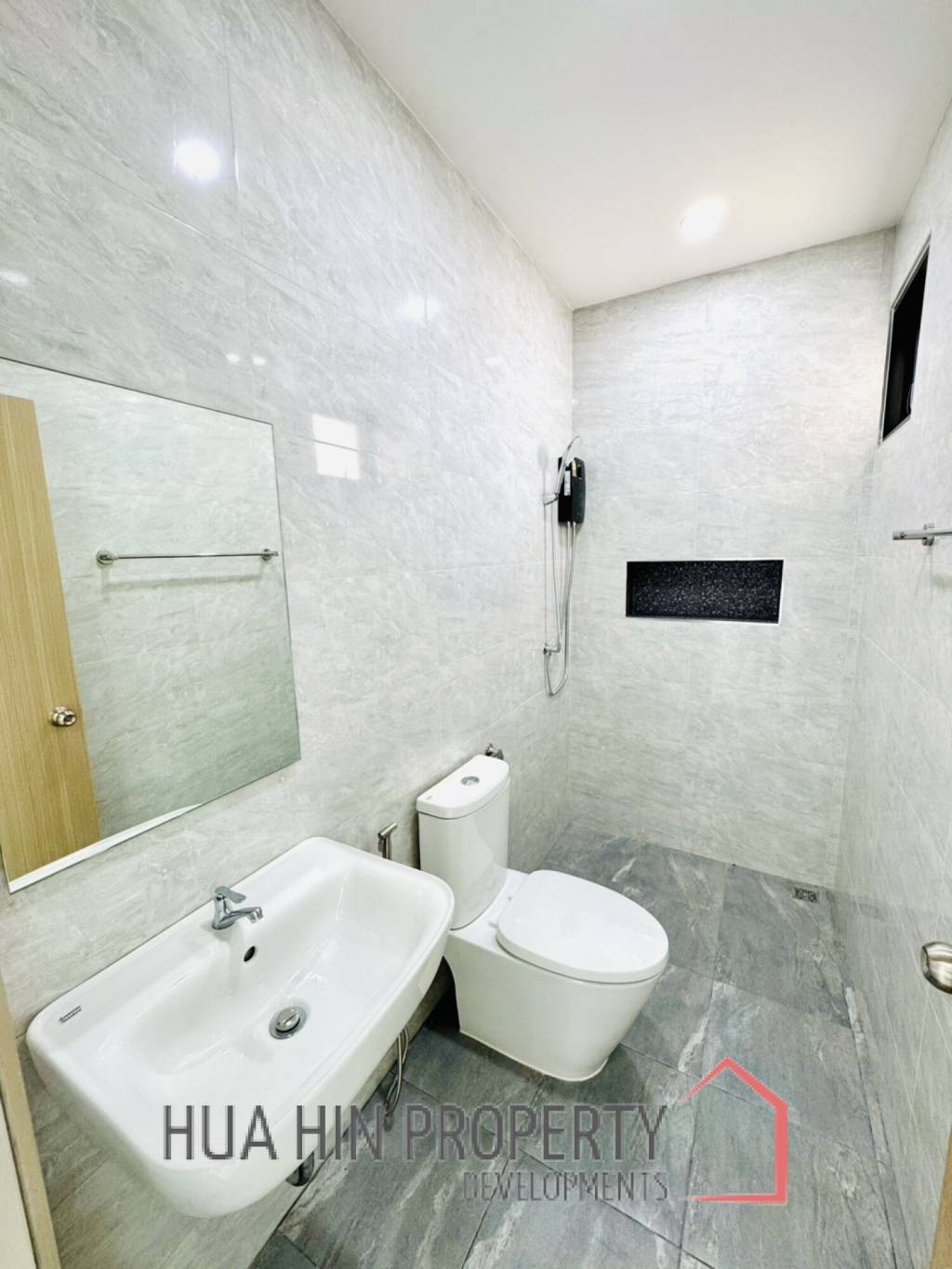 MODERN NEW HOUSE ON SOI MON MAI : 3 bed cozy home