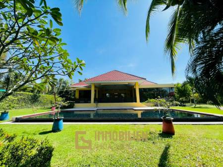 Terrain de 2200 m² / surface habitable de 450 m² / dans un complexe résidentiel exclusif